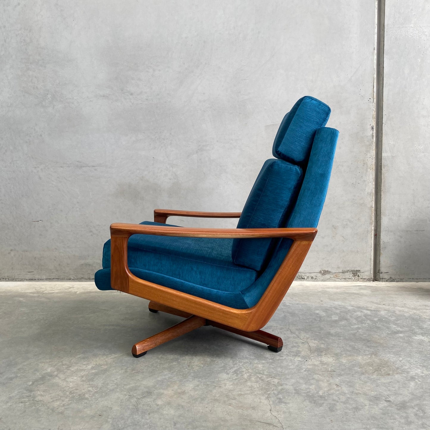 Tessa T21 Vintage Swivel Armchair