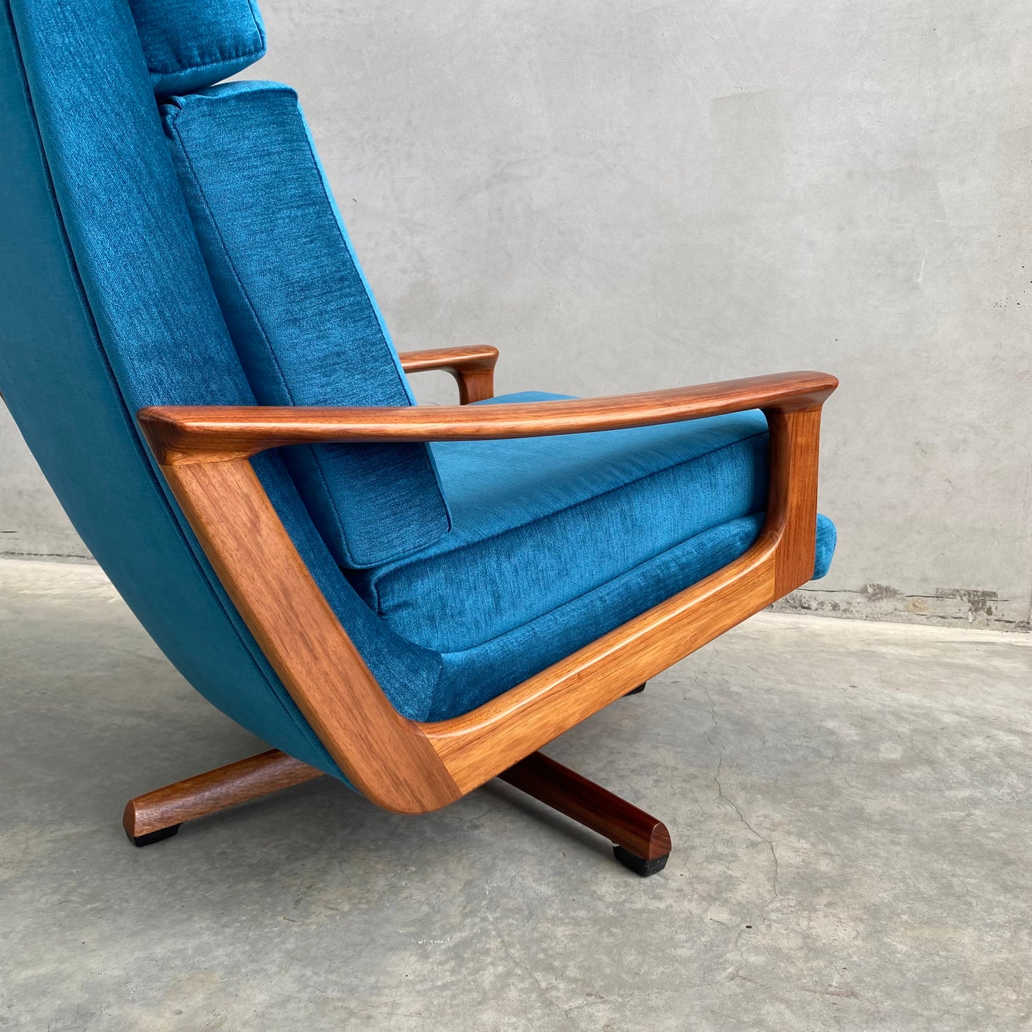 Tessa T21 Vintage Swivel Armchair