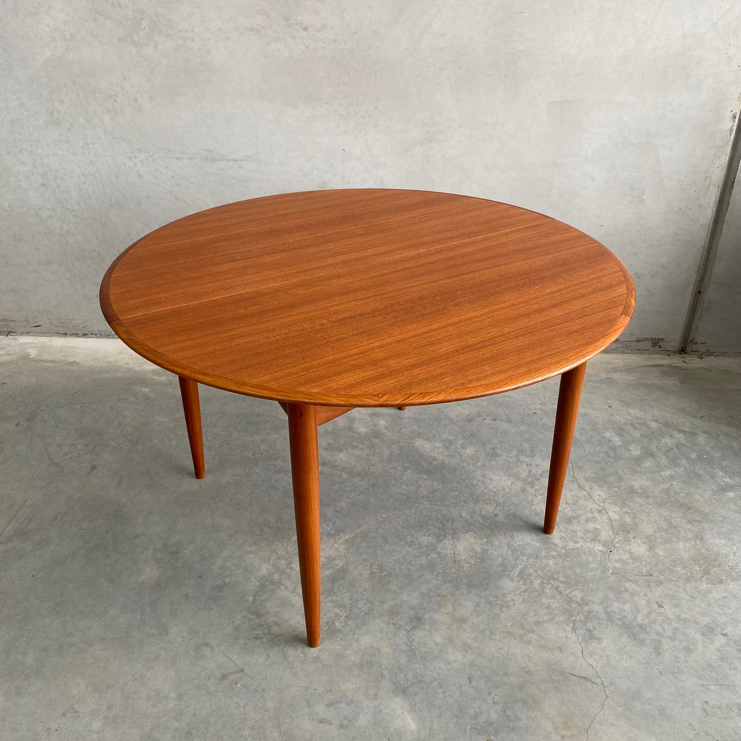 Parker Nordic Round Extendable Dining Table