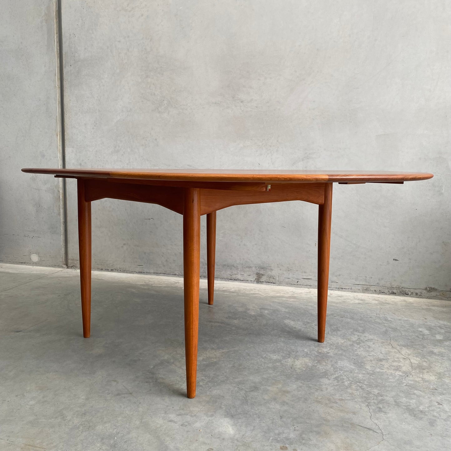 Parker Nordic Round Extendable Dining Table