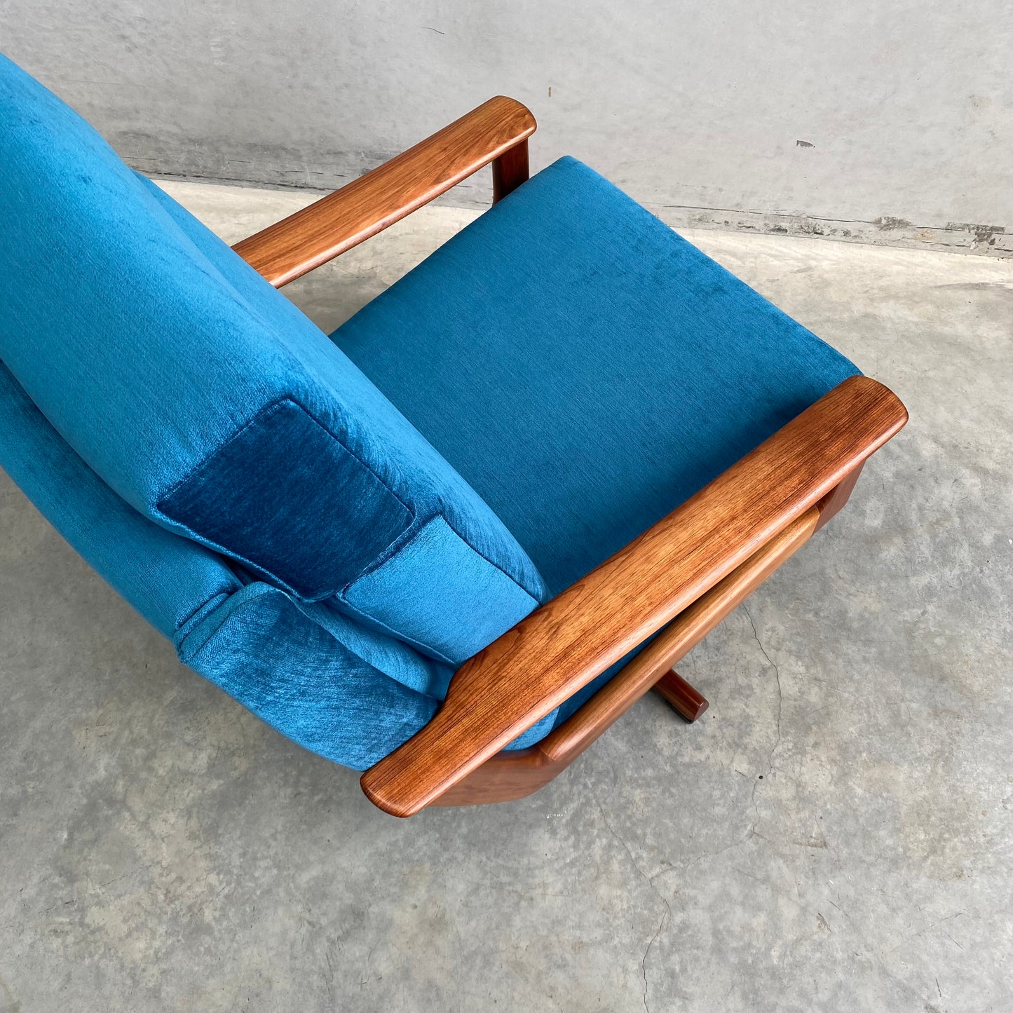 Tessa T21 Vintage Swivel Armchair