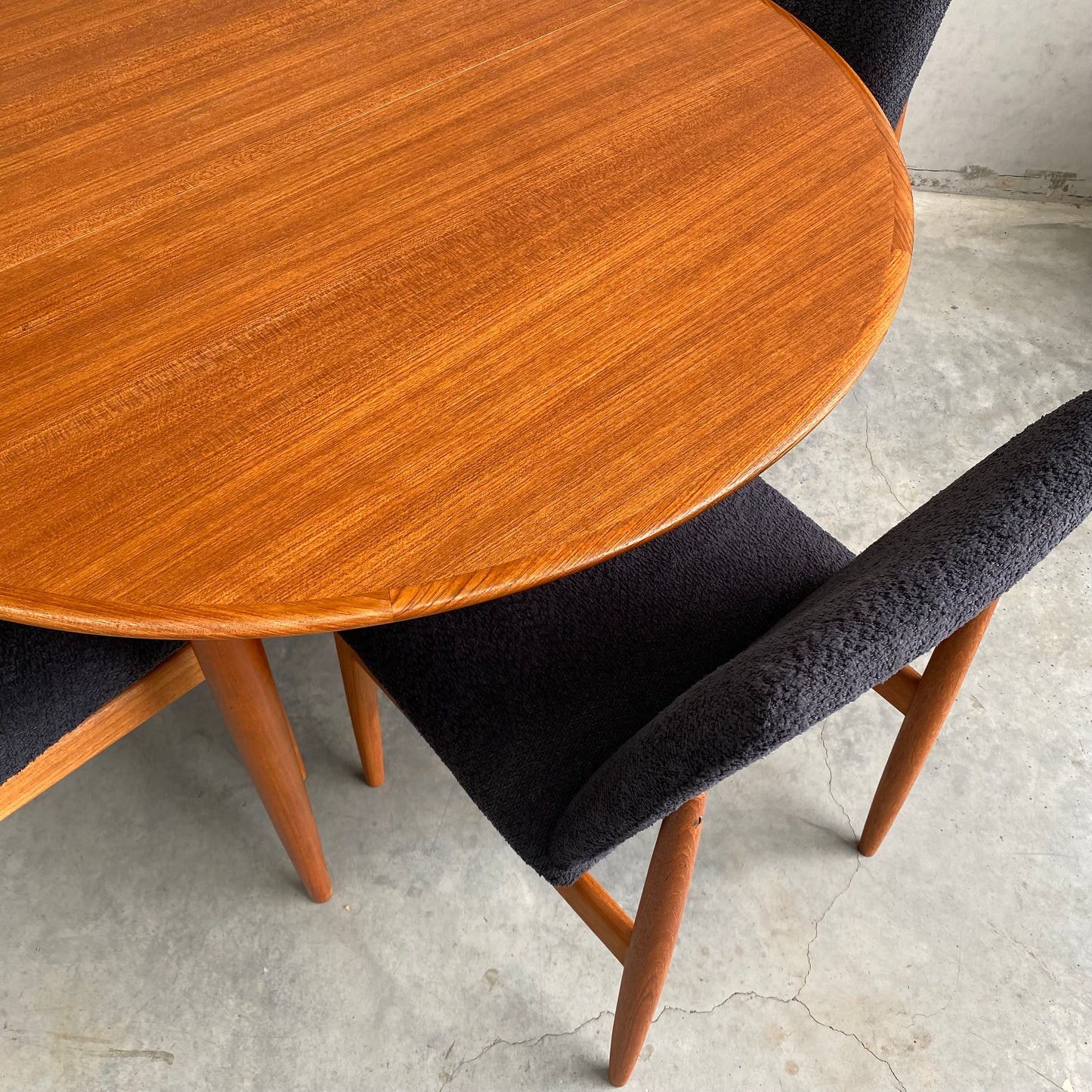 Parker Nordic Round Extendable Dining Table