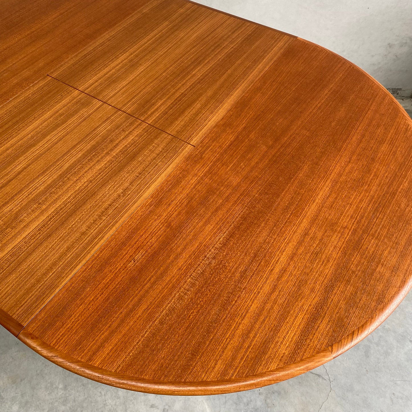 Parker Nordic Round Extendable Dining Table