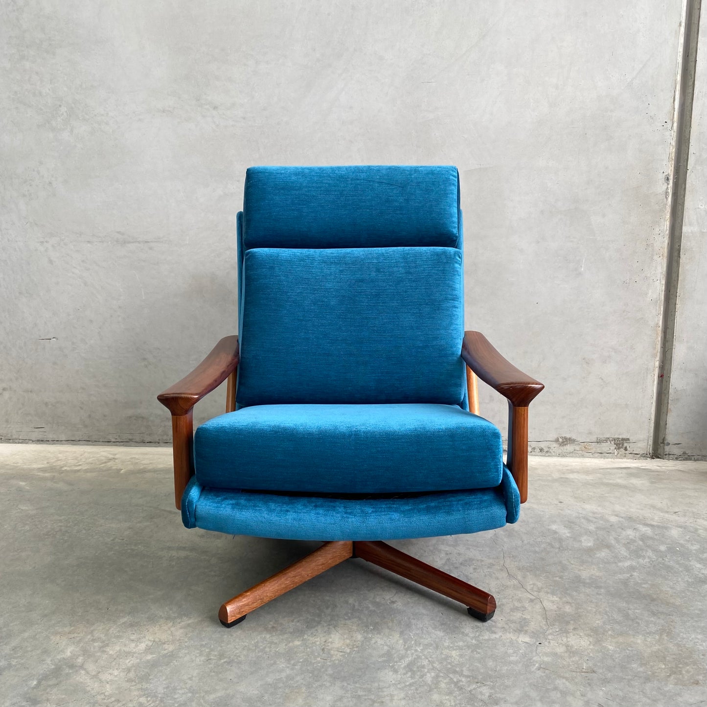 Tessa T21 Vintage Swivel Armchair
