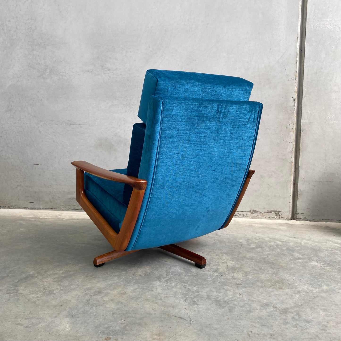 Tessa T21 Vintage Swivel Armchair