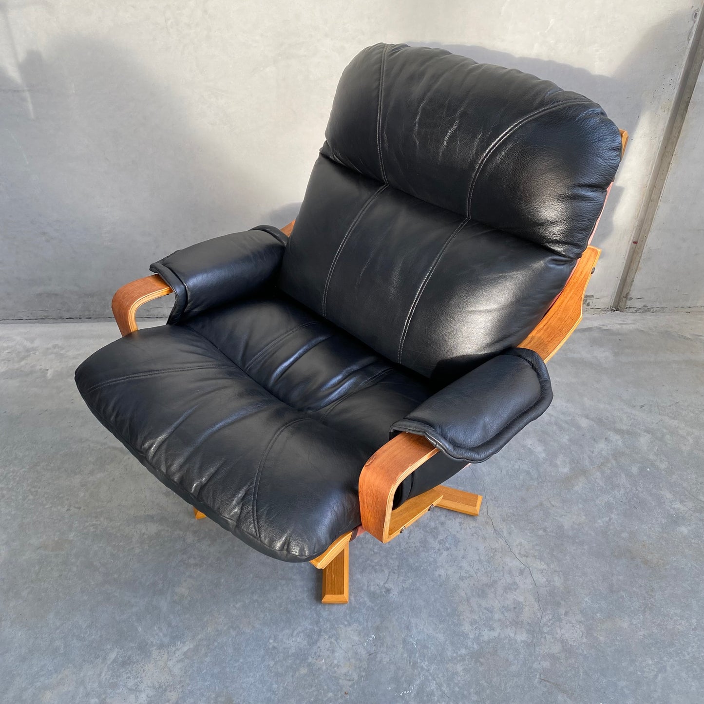 Tessa Monaco Black Leather Vintage Swivel Chair