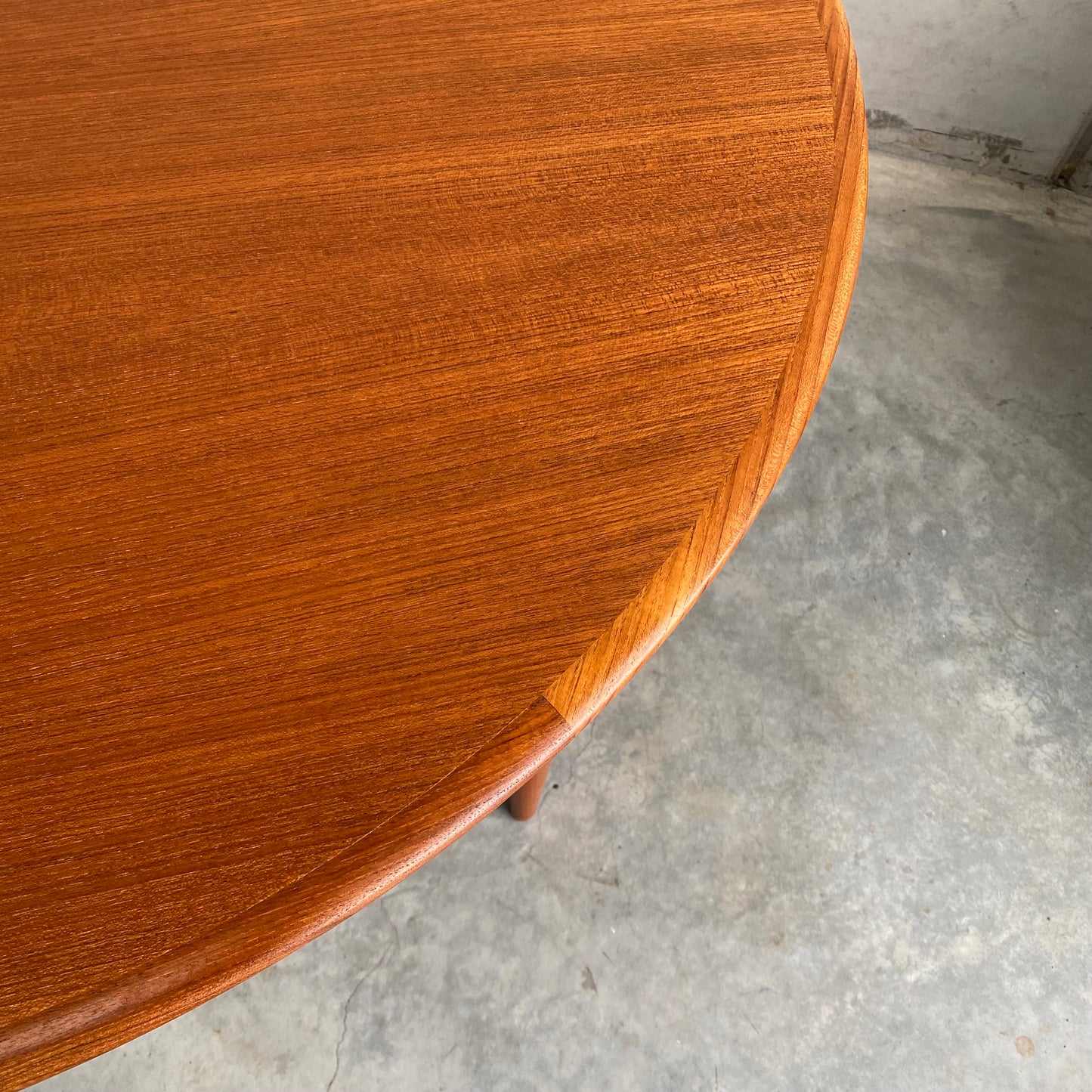 Parker Nordic Round Extendable Dining Table