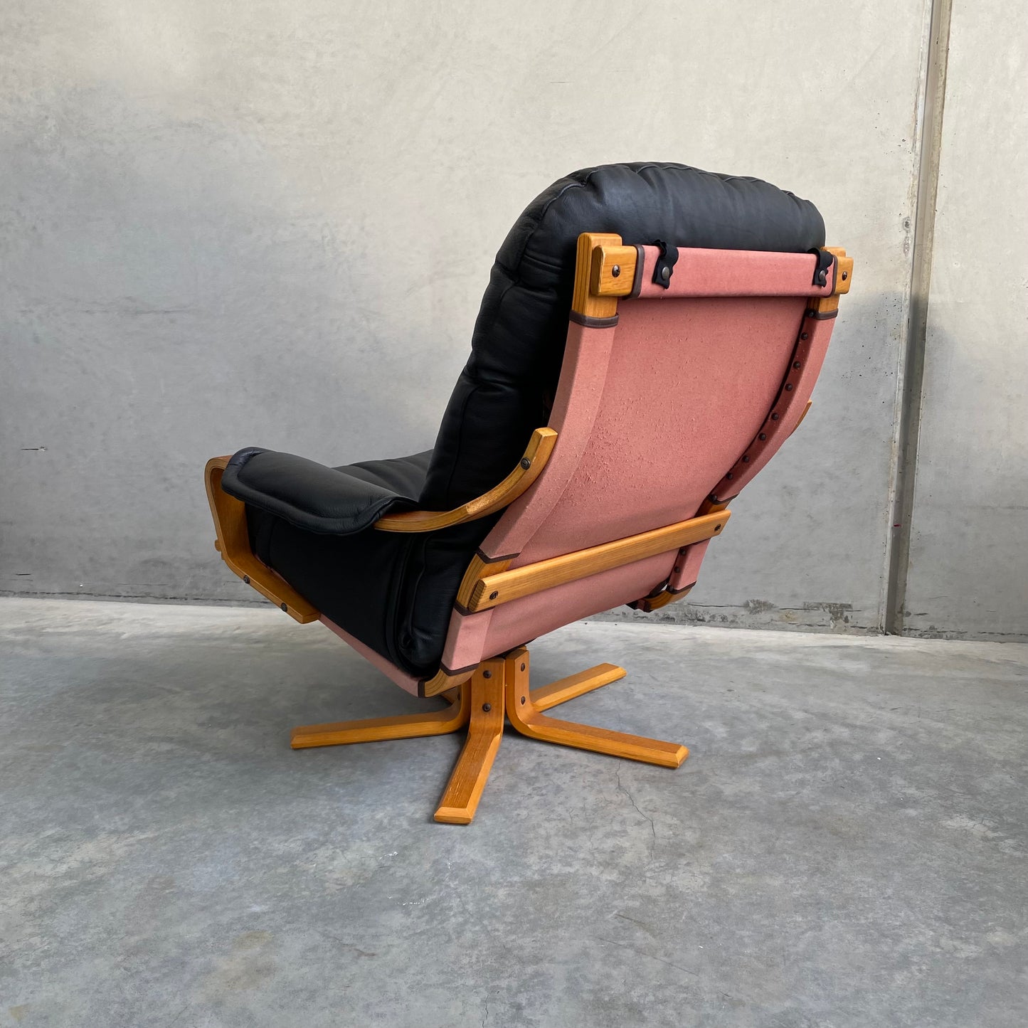 Tessa Monaco Black Leather Vintage Swivel Chair