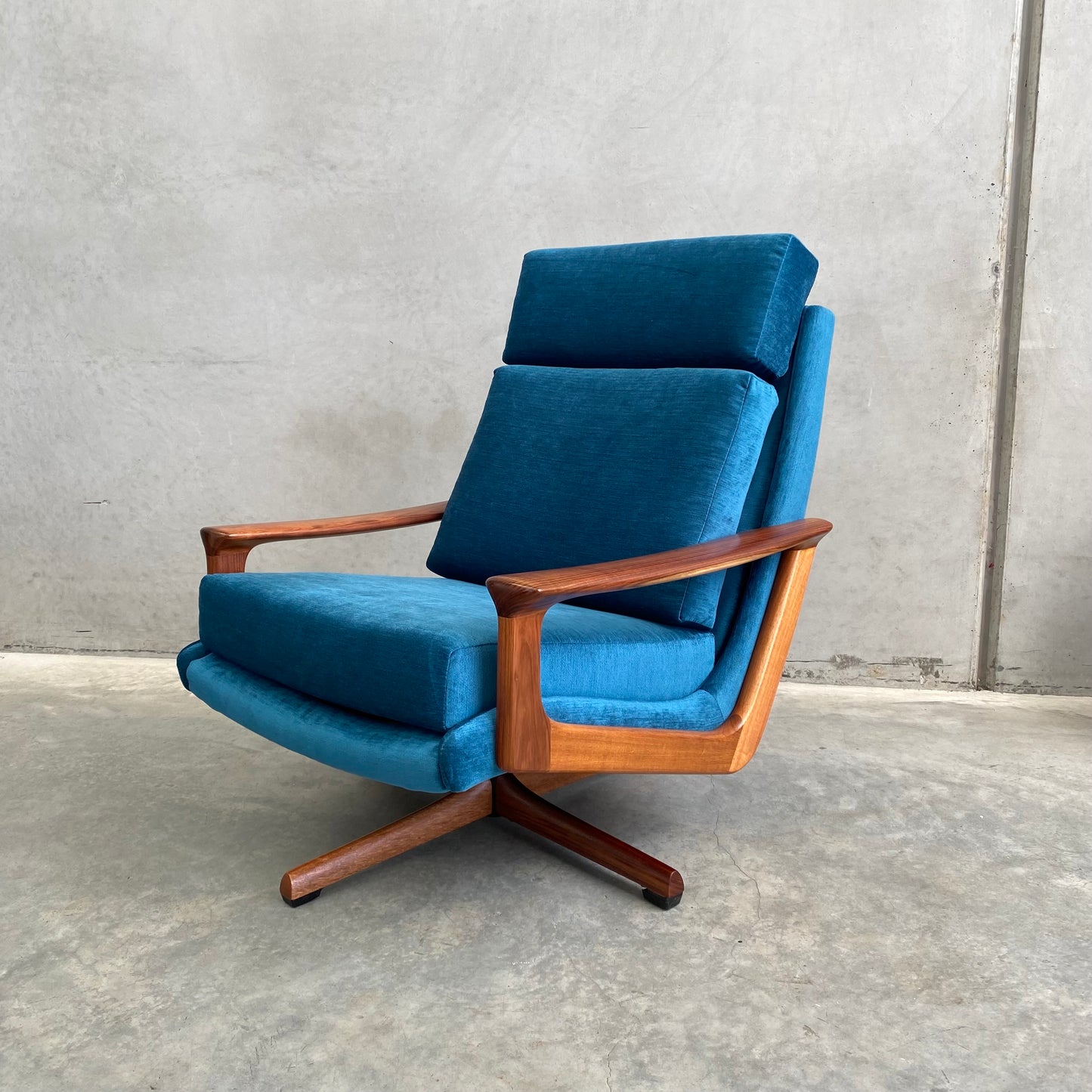 Tessa T21 Vintage Swivel Armchair