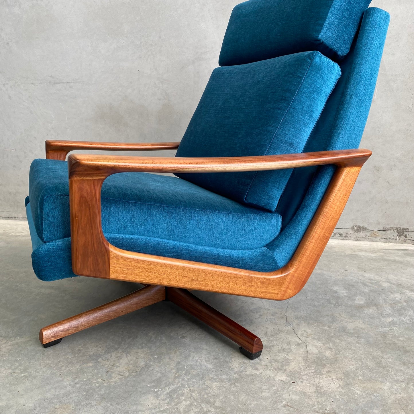 Tessa T21 Vintage Swivel Armchair
