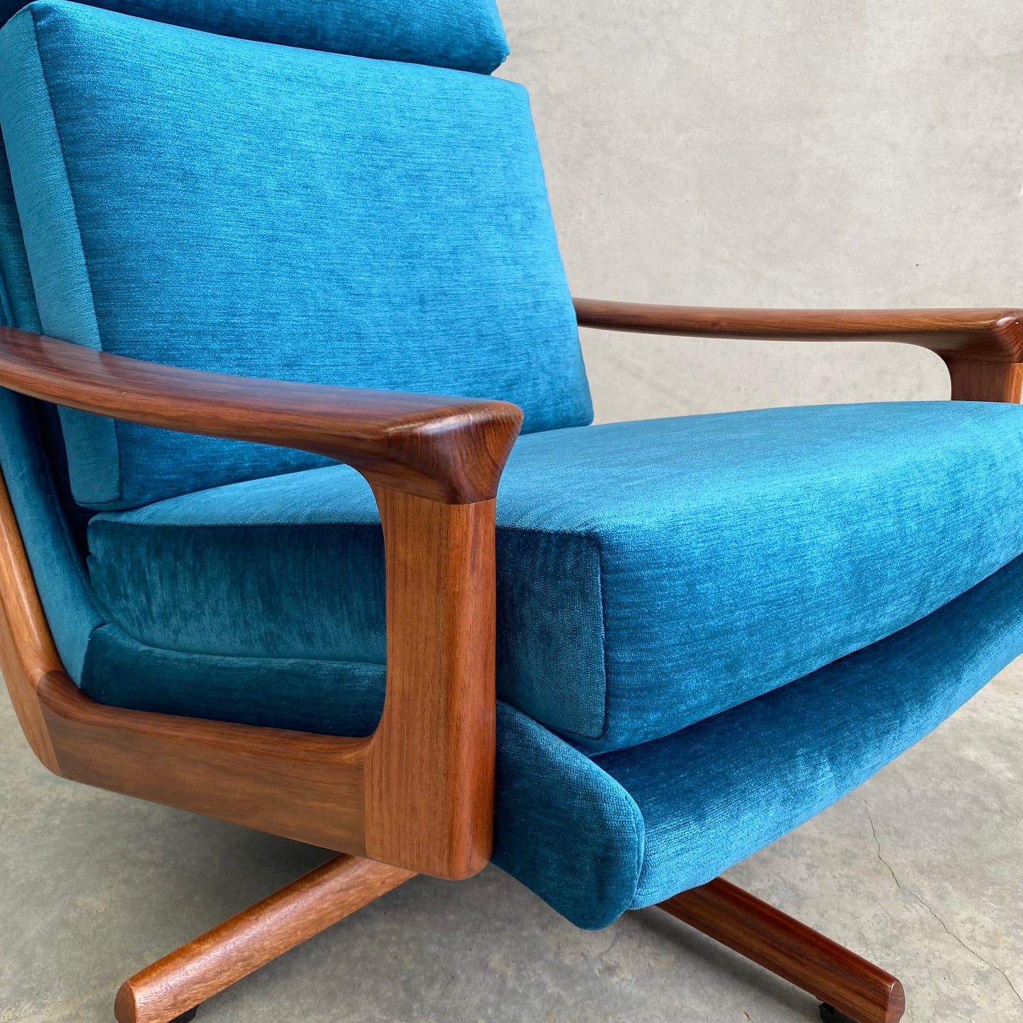Tessa T21 Vintage Swivel Armchair
