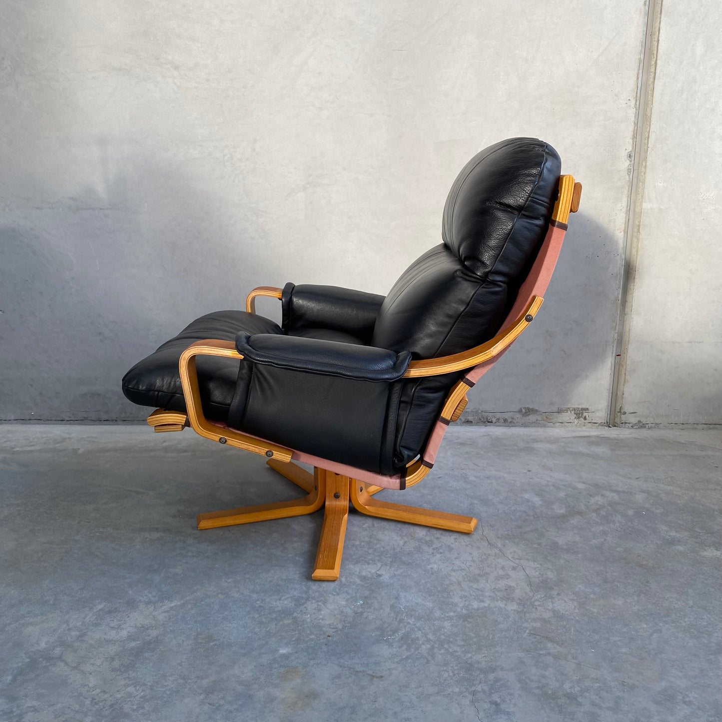 Tessa Monaco Black Leather Vintage Swivel Chair